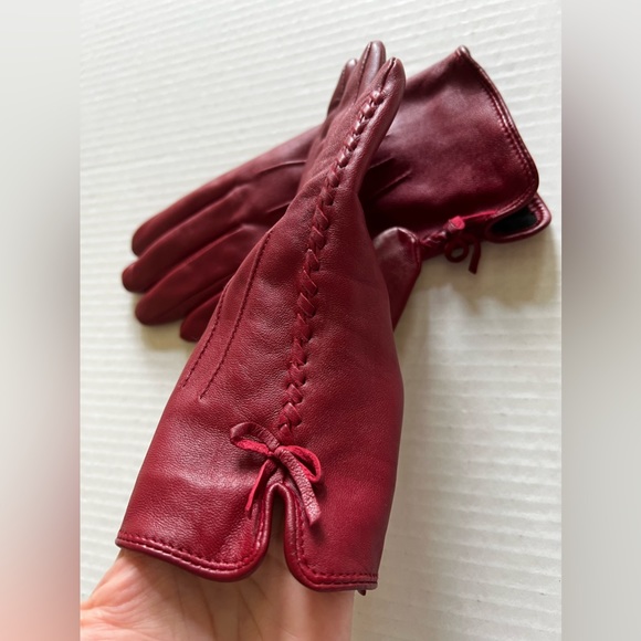 Burgundy Soft Napa leather Women’s gloves, with side-laced up-detail. (M) 7/7.5” - Picture 5 of 12
